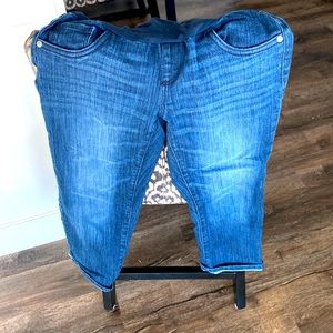 MATERNITY Dark wash Oh Baby by Motherhood, S Capris